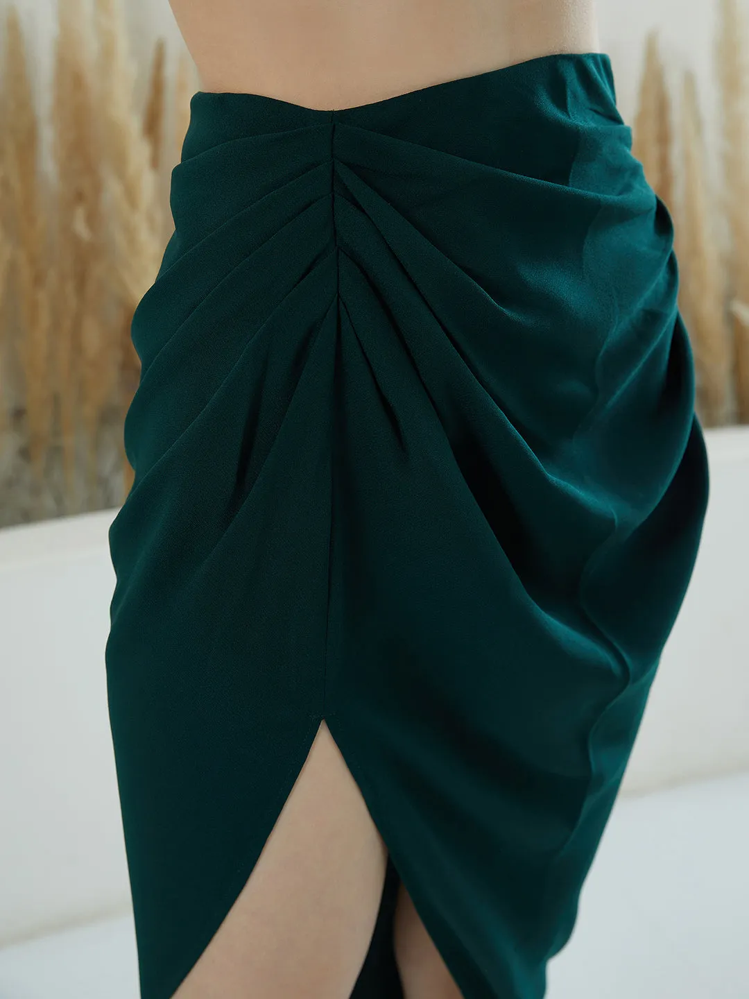 Berrylush Women Solid Green High-Rise Waist Slip-On Tulip Hem Pleated Pencil Midi Skirt